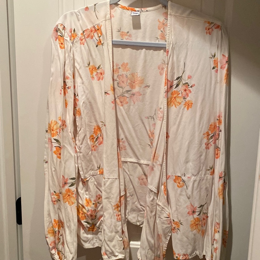 🎉 Pretty Floral Wrap Top